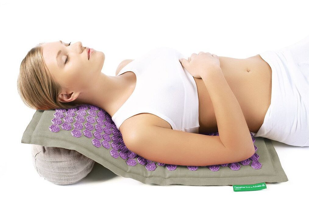 İğne aplikatoru servikal onurğanın osteoxondrozuna qarşı mübarizədə kömək edəcəkdir