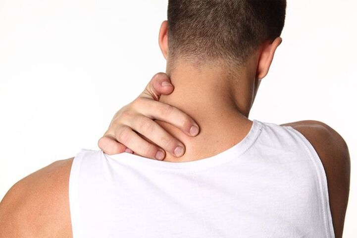 Servikal onurğanın osteoxondrozunun ilk mərhələsində boyunda narahatlıq görünür.